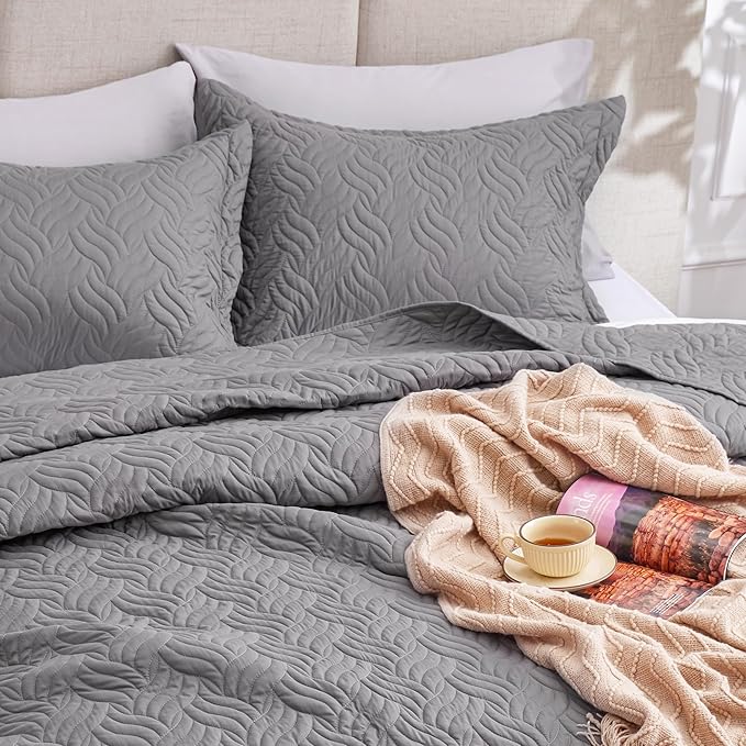 Love's cabin California King Size Quilt Bedding Set Grey Bedspread - Cal King Summer Lightweight Bedspread Comforter - Wave Pattern Coverlet for All Season - 3 Pieces (1 Quilt, 2 Pillow Shams)