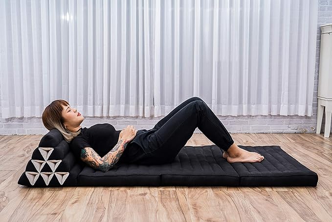 Leewadee 3-Fold Mat XXL with Triangle Cushion – Firm TV Pillow, Foldable Mattress with Cushion Made of Eco-Friendly Kapok, 67 x 31 inches, Black