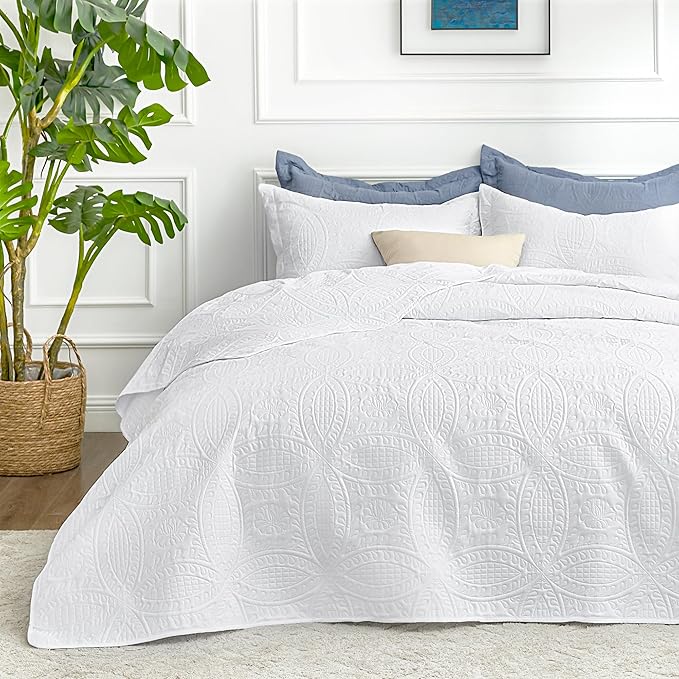 Love's cabin California King Size Quilt Bedding Set White Bedspreads - Cal King Summer Lightweight Bedspread Comforter - Coin Pattern Coverlet for All Season - 3 Pieces (1 Quilt, 2 Pillow Shams)
