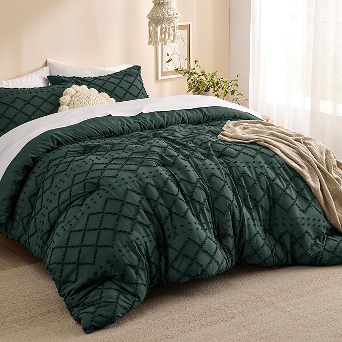 Bedsure Queen Comforter Set - Forest Green Comforter, Boho Tufted Shabby Chic Bedding for Kids, 3 Pieces Vintage Farmhouse Bed Set for All Seasons, Fluffy Soft Bedding with 2 Pillow Shams