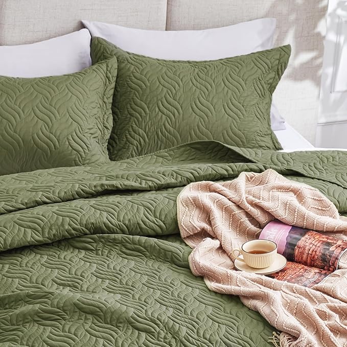Love's cabin California King Size Quilt Bedding Set Olive Green Bedspread - Cal King Summer Lightweight Bedspread Comforter - Wave Pattern Coverlet for All Season - 3 Pieces (1 Quilt, 2 Pillow Shams)
