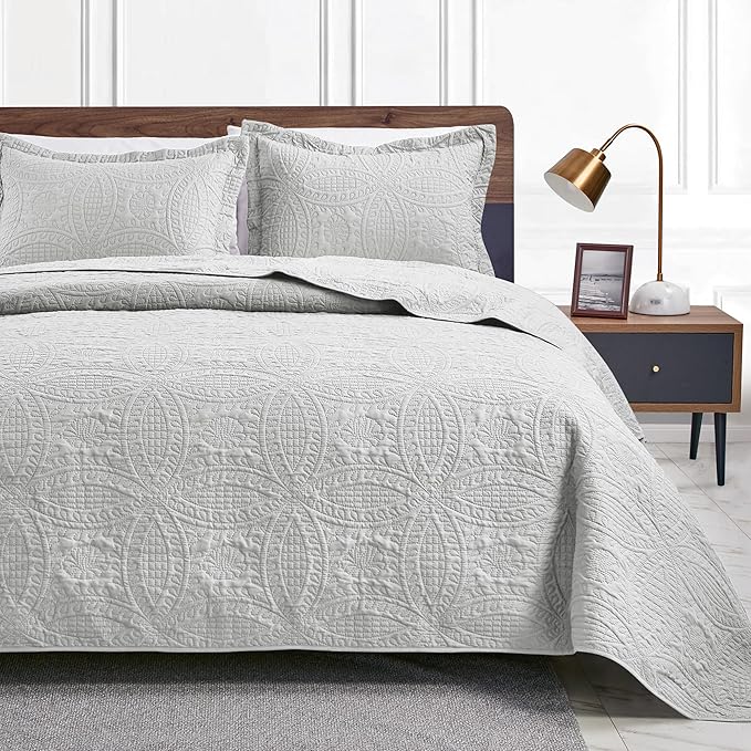 Love's cabin California King Size Quilt Bedding Set Light Grey Bedspreads - Cal King Summer Lightweight Bedspread Comforter - Coin Pattern Coverlet for All Season - 3 Pieces (1 Quilt, 2 Pillow Shams)