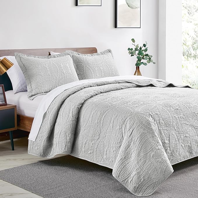 Love's cabin California King Size Quilt Bedding Set Light Grey Bedspreads - Cal King Summer Lightweight Bedspread Comforter - Coin Pattern Coverlet for All Season - 3 Pieces (1 Quilt, 2 Pillow Shams)