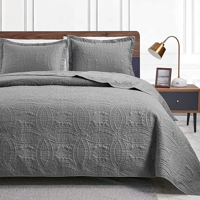 Love's cabin King Size Quilt Set Grey Bedspreads - Soft Bed Summer Lightweight Bedspread Comforter - Modern Style Coin Pattern Coverlet for All Season - 3 Pieces (1 Quilt, 2 Pillow Shams)